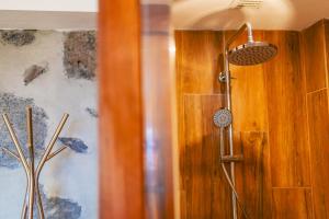 um chuveiro na casa de banho com uma parede de madeira em Casa dos Lagos - RRAL nº 2187 em Velas