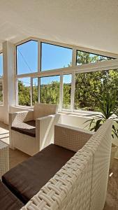 - un salon avec un canapé et des fenêtres dans l'établissement Vila Nastovski, à Veles