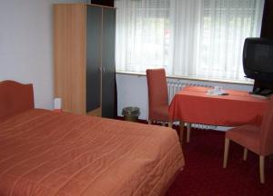 Postel nebo postele na pokoji v ubytování Hotel Am Ufer