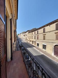 widok na ulicę z balkonu budynku w obiekcie A Casa di Andry w mieście Loreto
