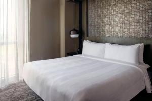 Postel nebo postele na pokoji v ubytování Chicago Marriott Southwest at Burr Ridge