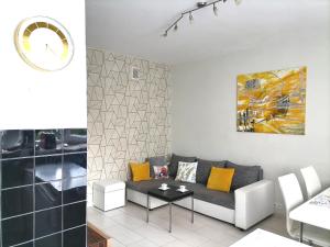 Część wypoczynkowa w obiekcie Metro Wilson Apartment