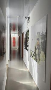 um corredor com imagens nas paredes de um museu em CASA DEL PARQUE Hotel 
