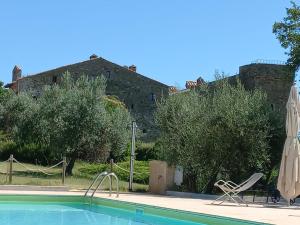 uma piscina com duas espreguiçadeiras e uma piscina em Authentic Italian feeling - Montelagello em Marsciano