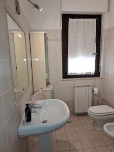 馬帝斯茲羅的住宿－Casa Rachele，白色的浴室设有水槽和卫生间。