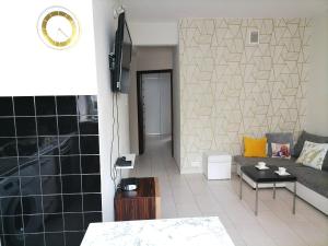 Telewizja i/lub zestaw kina domowego w obiekcie Metro Wilson Apartment