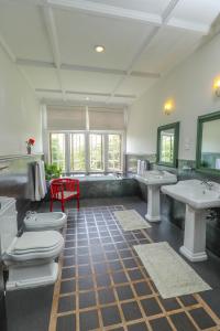 ein Badezimmer mit 2 Waschbecken und 2 WCs in der Unterkunft Taylor's Hill in Bopitiya