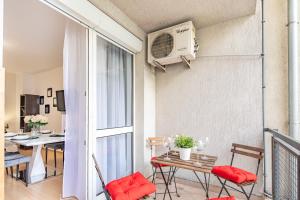 Apartamento con balcón con mesa y sillas. en Two bedrooms apartment with free garage in the downtown, en Budapest