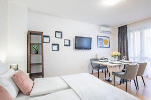 sala de estar con cama y mesa con sillas en Two bedrooms apartment with free garage in the downtown, en Budapest