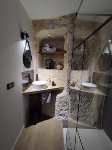 Kúpeľňa v ubytovaní Le Fourbiel - Maison de village atypique