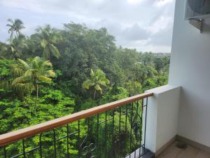 Μπαλκόνι ή βεράντα στο Calangute Heights Luxurious Suite Apartment Forest View