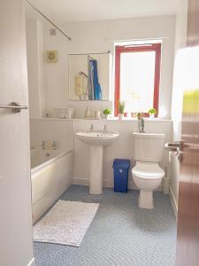 uma casa de banho com um lavatório, um WC e uma banheira em Spacious, central and newly decorated apartment em Edinburgo
