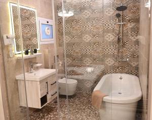 een badkamer met een douche, een toilet en een wastafel bij Eileen Hotel Cairo in Caïro