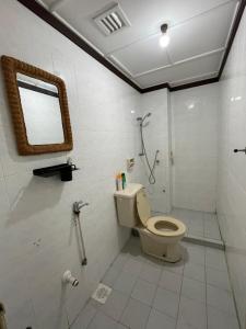 タンピンにあるNR Homestay Pantai Puteri Melakaのトイレとシャワー付きのバスルーム +5枚の写真