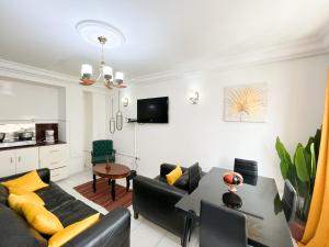 杜阿拉的住宿－Studio Cosy centre AKWA，客厅配有沙发和桌子