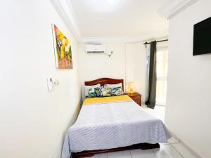 um quarto com uma cama e uma televisão em Studio Cosy centre AKWA em Douala