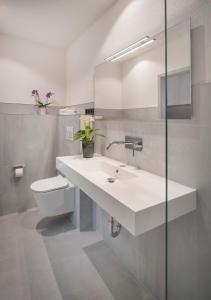 a bathroom with a white sink and a toilet at Ferienwohnungen Im Vogelgesang W5 in Heuchelheim-Klingen