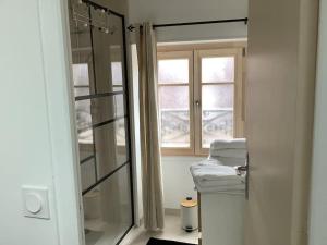 Vonios kambarys apgyvendinimo įstaigoje Maison cœur de Chablis