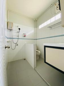 ein Bad mit einer Dusche und einem WC in der Unterkunft เกรซรูม รีสอร์ท (Grace Room Resort) 