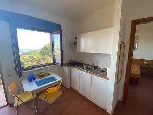 een kleine keuken met een tafel en een raam bij Giada Casa Vacanze in Spigno Saturnia