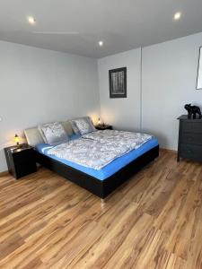 1 dormitorio con 1 cama y suelo de madera en U Piekarza za Piecem, en Głuchołazy