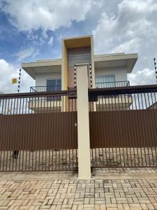 a wooden fence in front of a house at AP Residêncial Delior - Parada do Jalapão e Aromaterapia in Palmas