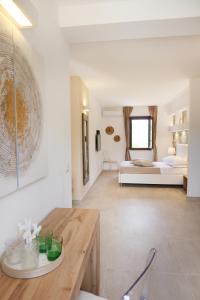 een grote kamer met een bed en een tafel bij Borgo del Nespolo in Peschici