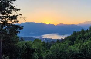 - Vistas al lago y a las montañas al atardecer en Hotel Montegrino, en Montegrino Valtravaglia