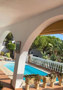 an archway over a swimming pool in a house at Lola Casita in Mijas