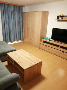 Televízia a/alebo spoločenská miestnosť v ubytovaní Ferienwohnung Mark