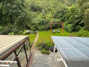 Blick auf einen Garten mit einer Schaukel in der Unterkunft Waldhaus Harz, mit Pool und Sauna in Stecklenberg