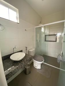 a bathroom with a toilet and a sink at AP Residêncial Delior - Parada do Jalapão e Aromaterapia in Palmas