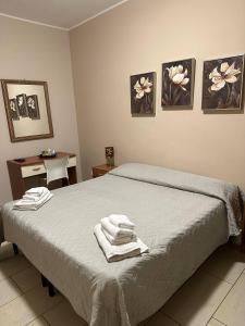 ein Schlafzimmer mit einem Bett mit Handtüchern darauf in der Unterkunft B&B Emmanuel in Reggio di Calabria