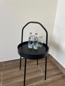 ein schwarzer Tisch mit drei Gläsern darüber in der Unterkunft Sleep & Go in Gyhum