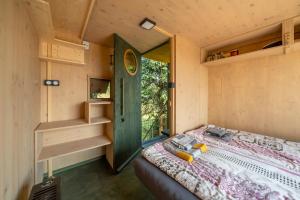 a small bedroom with a bed in a tiny house at Obytný posed Šach in Dačice