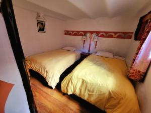 two beds in a small room with at La Casa de Campo in Cusco