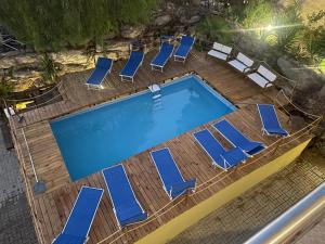 z widokiem na basen z niebieskimi leżakami w obiekcie Holiday Beach Lumia w mieście Sciacca
