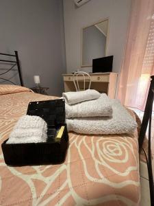 Schlafzimmer mit einem Bett mit einem Spiegel und einem Schreibtisch in der Unterkunft B&B Emmanuel in Reggio di Calabria