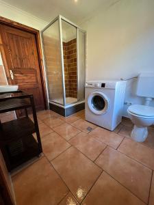 a bathroom with a washing machine and a toilet at Monteur-Bungalow mit Grundstück in Itzehoe