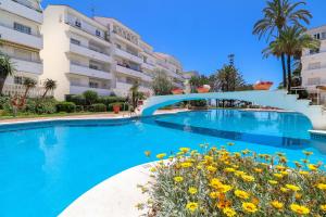 una piscina frente a un edificio en Luxury with pool view - Playa Real beachfront, en Marbella