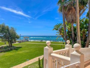 una cerca blanca frente a la playa en Luxury with pool view - Playa Real beachfront, en Marbella