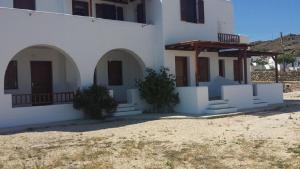 a white building with some bushes in front of it at Marianthi Studios in Áno Meriá