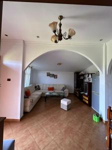 sala de estar con sofá y lámpara de araña en Sibora Guest House Liqeni Ulez, 
