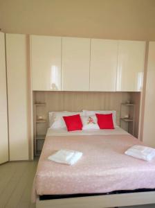 1 dormitorio con 1 cama grande con almohadas rojas en La Torre, en Maiori