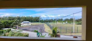 una finestra con vista su un campo da calcio di Allo Langevin - Embouchure a Saint-Joseph