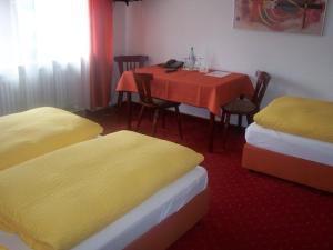 Postel nebo postele na pokoji v ubytování Hotel Am Ufer