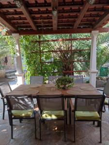 einen Holztisch und Stühle auf einer Terrasse in der Unterkunft Villa Rustika in Sutivan