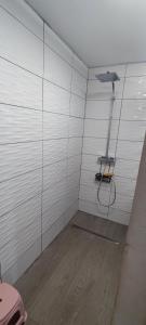 una camera con doccia interna di Allo Langevin - Embouchure a Saint-Joseph