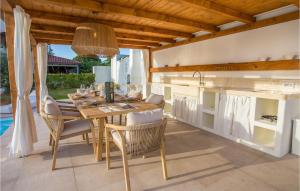 cocina y comedor con mesa y sillas en Villa San Biagio Star, en Poreč