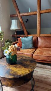 オーバーホーフにあるZur alten Tischlereiのリビングルーム(ソファ、花のテーブル付)